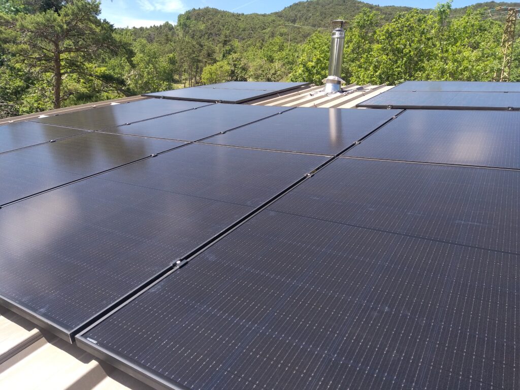 panneaux solaires sur toit en taule et cheminée