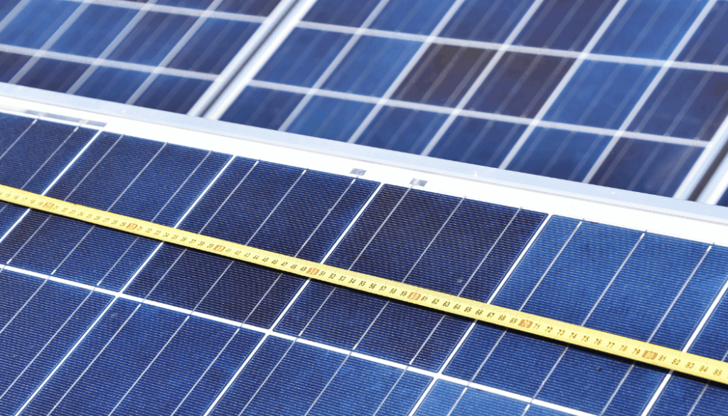 metre qui mesure unpanneau photovoltaique
