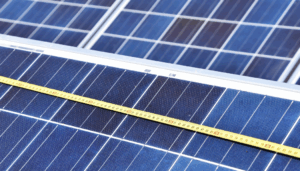 metre qui mesure unpanneau photovoltaique