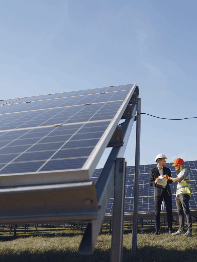 technicien solaire discutant devant des panneaux