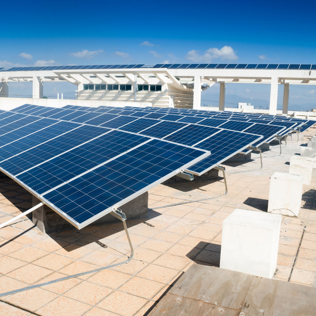 panneaux solaires installés sur un toit d'entrepot