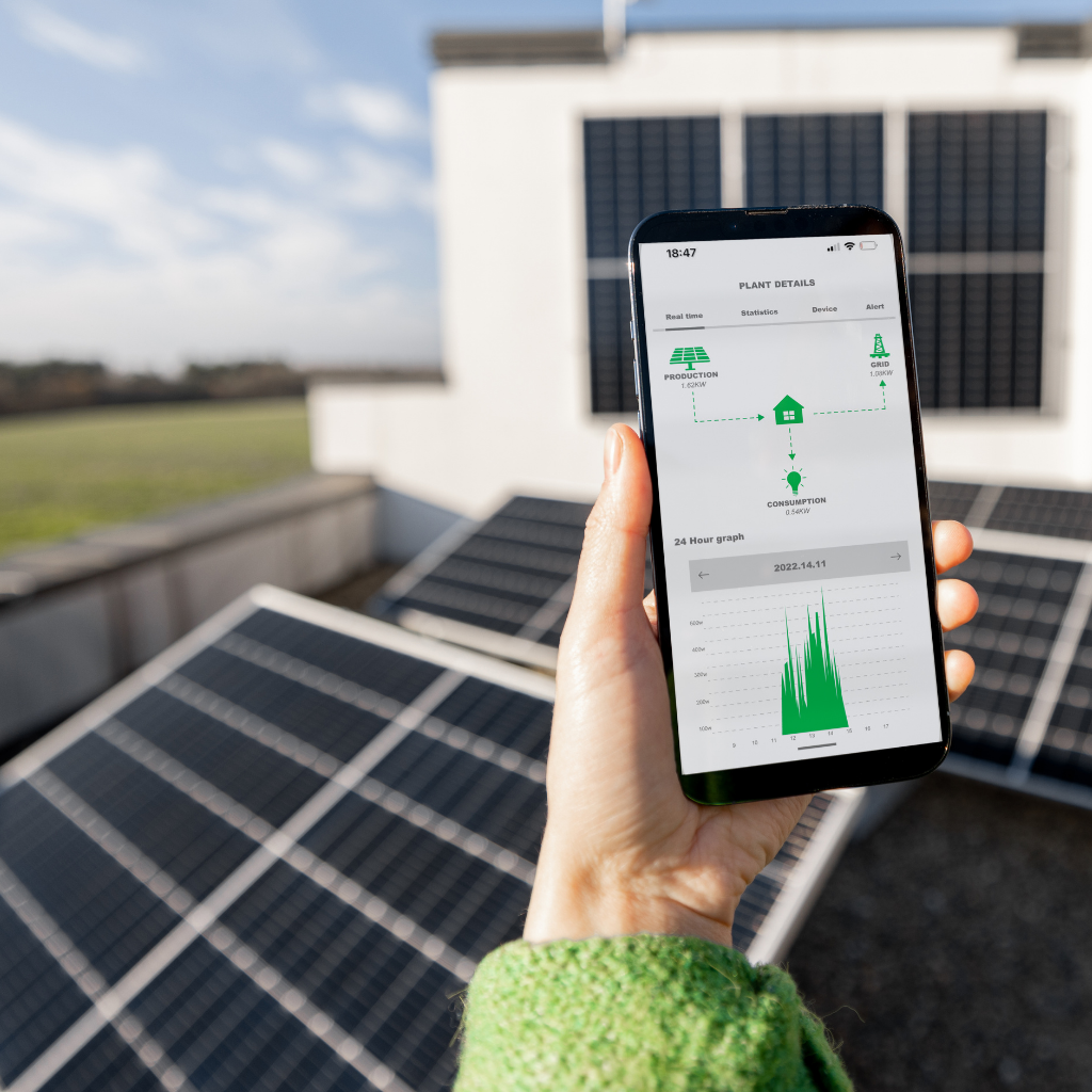 personne qui pointe son telephone sur sa plantation solaire pour connaitre sa performance