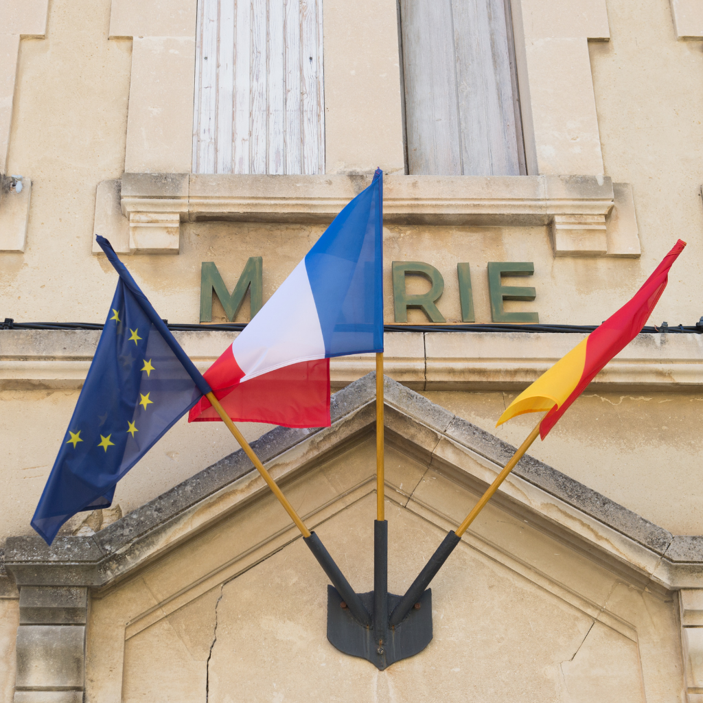 devanture de mairie avec 3 drapeaux : europe, france, région