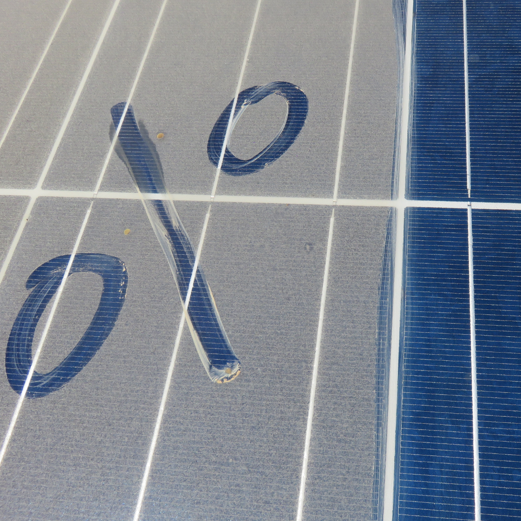 signe pourcentage dessiné au doigt sur la poussière d'un panneau solaire