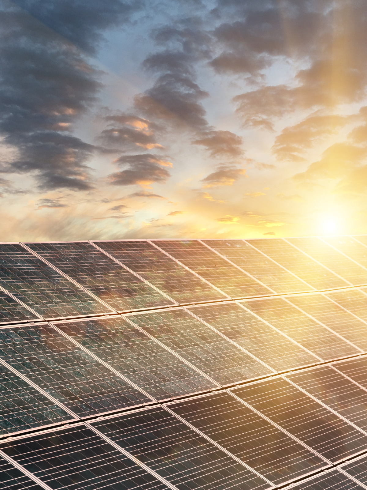 photo de panneaux solaires un jour ensoleillé avec le soleil qui se couche