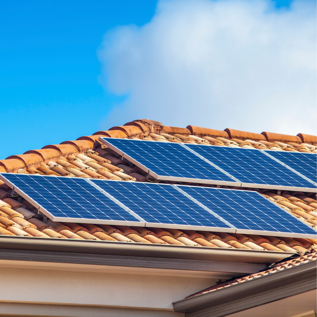 panneaux solaires installés sur un toit en tuiles