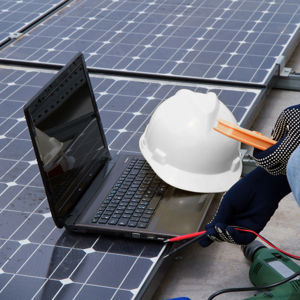 personne qui règle un panneau solaire avec ordinateur et casque