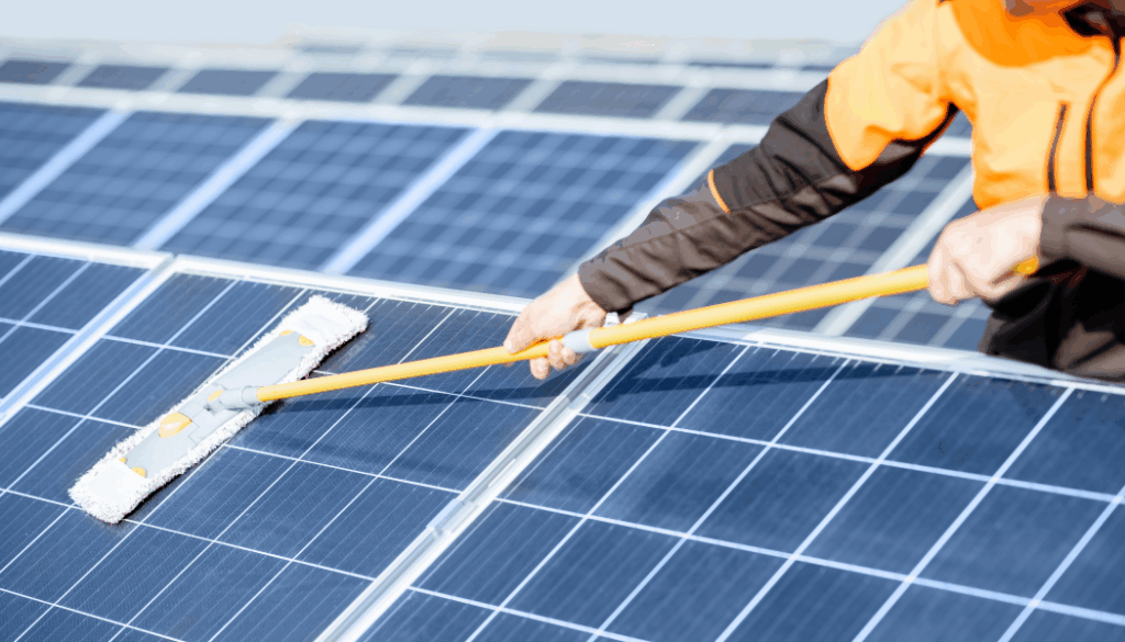 homme qui nettoie panneau solaire