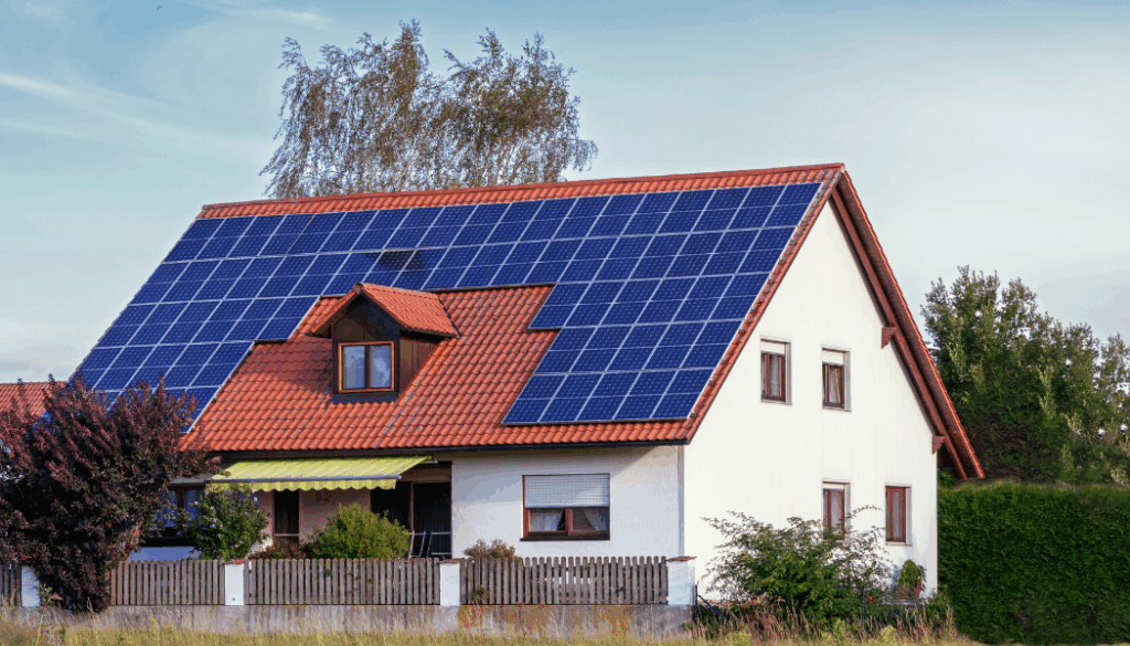 panneaux solaires sur une maison blanche
